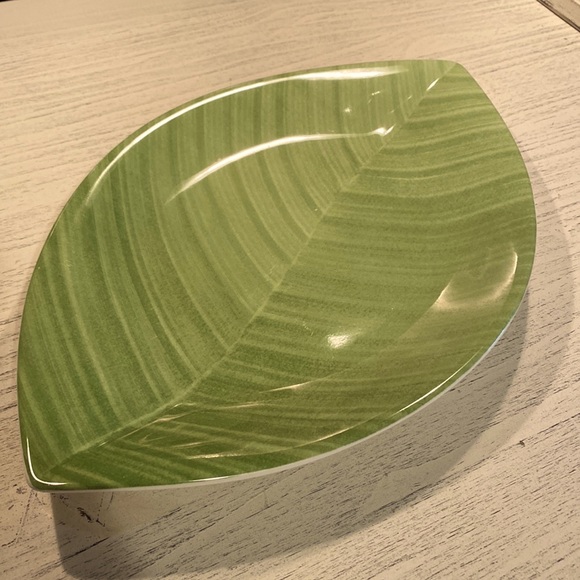 🍃VILLEROY & BOCH LEAF PLATE-Beautiful Serving Dish for your Spring Table - Picture 2 of 8